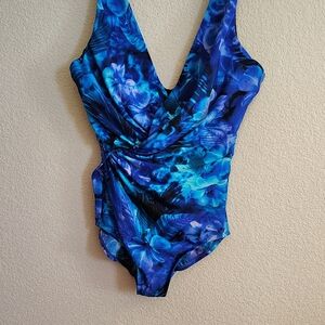 Miraclesuit Women's Plus Size 16 One Piece in Vibrant Floral Blue-Black B13 X